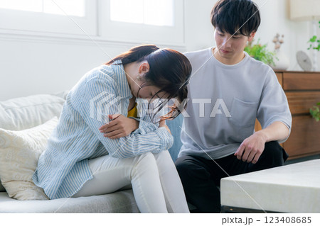 落ち込む女性と慰める男性 123408685