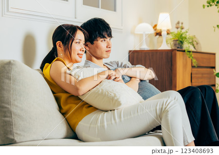 夜にテレビを見るカップル 123408693