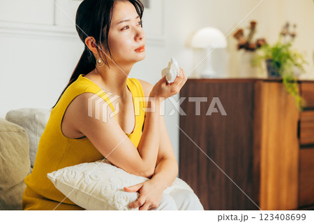 夜テレビを見る若い女性 夜テレビを見る若い女性 123408699