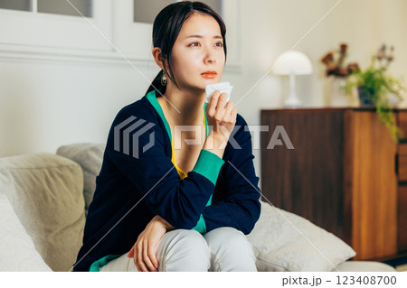 夜テレビを見る若い女性 夜テレビを見る若い女性 123408700