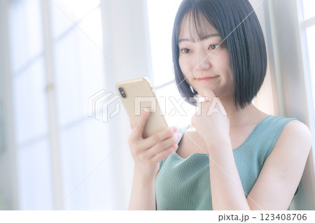 若い女性のライフスタイルイメージ　スマホ 123408706