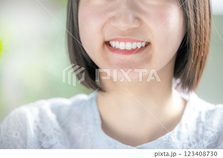 デンタルケアをする女性 デンタルケアをする女性 123408730