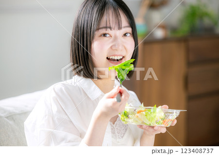 食事　サラダ　ダイエット　ライフスタイル　リビング　女性 123408737