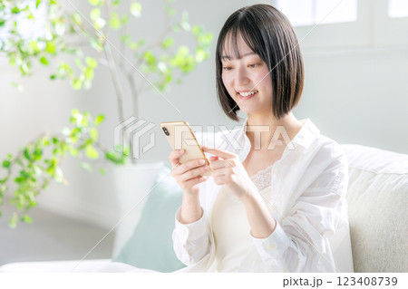 スマホを見る女性 スマホを見る女性 123408739