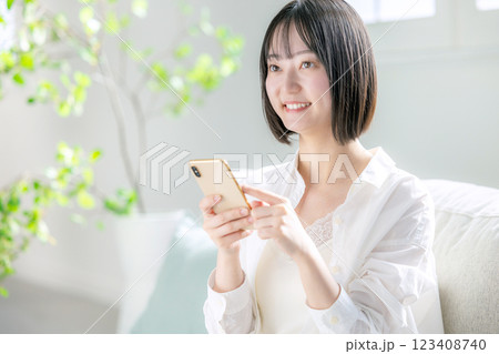 スマホを見る女性 スマホを見る女性 123408740