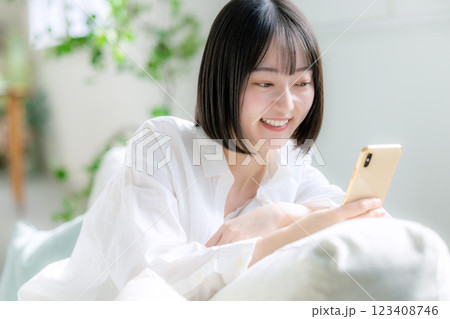 スマホを見る女性 スマホを見る女性 123408746
