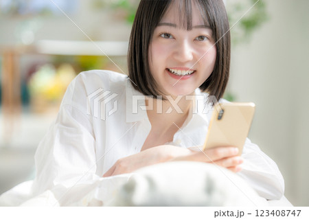 スマホを見る女性 123408747