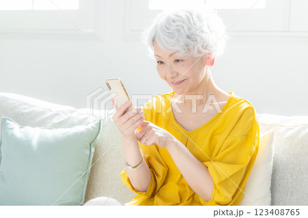 スマホを見るシニア女性 スマホを見るシニア女性 123408765