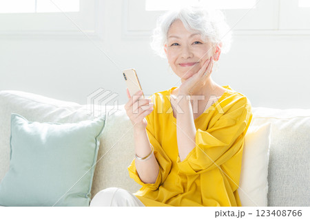 スマホを見るシニア女性 123408766