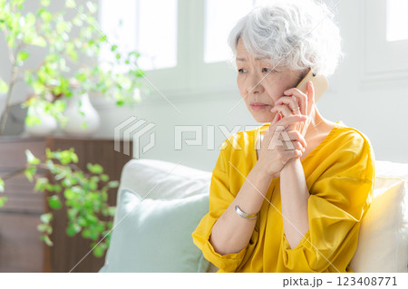 電話で不安げに話すシニア女性 123408771
