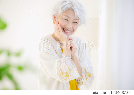 シニア女性　笑顔　ビューティー 123408785