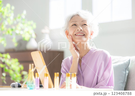 化粧するシニア女性 化粧するシニア女性 123408788