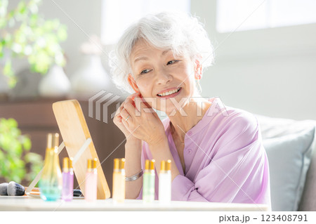 化粧するシニア女性 123408791