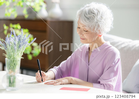 手紙を書くシニア女性 123408794