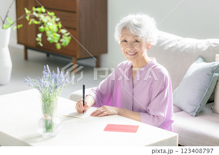 手紙を書くシニア女性 123408797