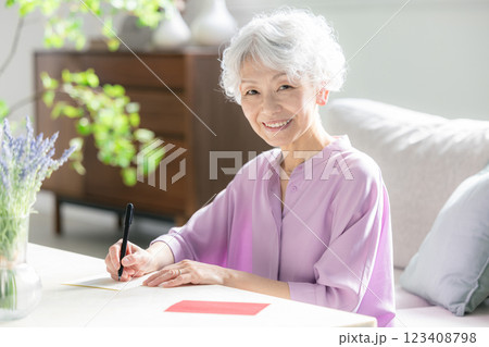 手紙を書くシニア女性 123408798