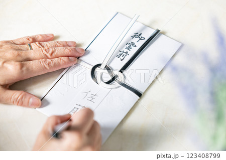 香典を書くシニア女性 香典を書くシニア女性 123408799