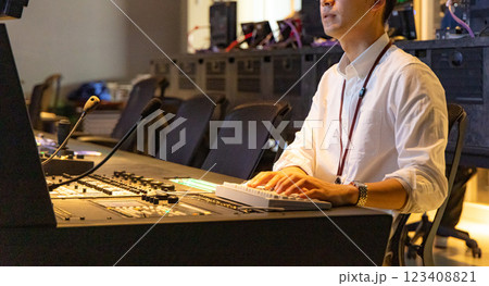 テレビ局で働く男性 123408821