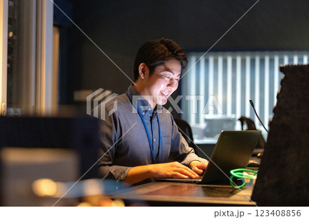夜に会社で働く男性 123408856