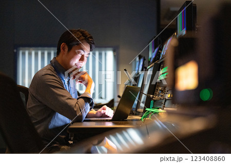 夜に会社で働く男性 123408860