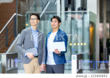 エンジニアの男性 123408893