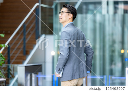 ノートパソコンを持つ男性 123408907