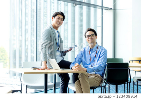 オフィスで働く男性 123408914