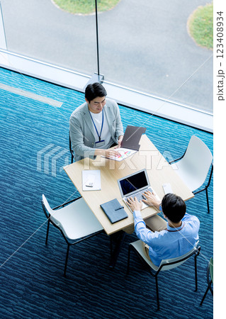 俯瞰のミーティングシーン 123408934