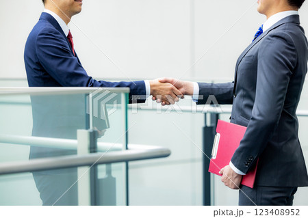 握手するビジネスマン 握手するビジネスマン 123408952