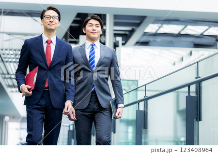 オフィスの廊下を歩くビジネスマン 123408964