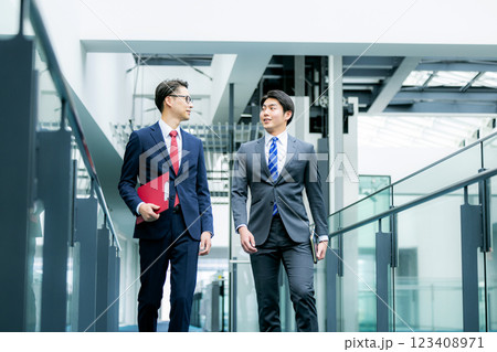 オフィスの廊下を歩くビジネスマン 123408971