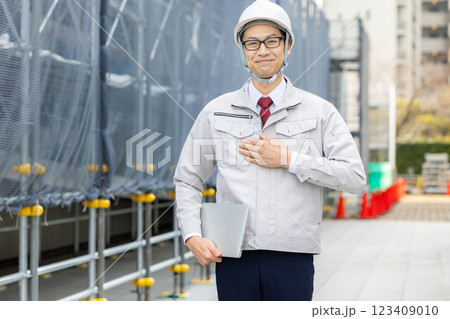 作業服を着た男性 作業服を着た男性 123409010