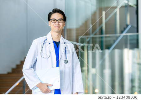 白衣の男性の医者 123409030