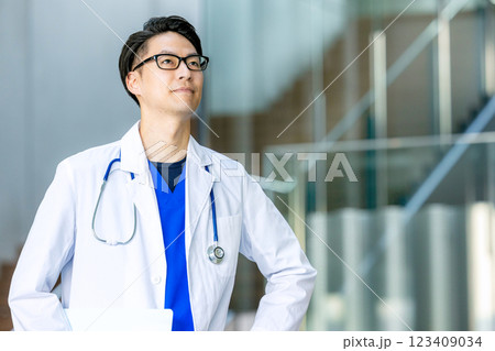 白衣の男性の医者 123409034