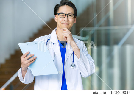 白衣の男性の医者 123409035