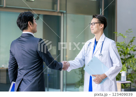 病院で握手する医師 123409039