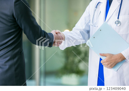 病院で握手する医師 123409040