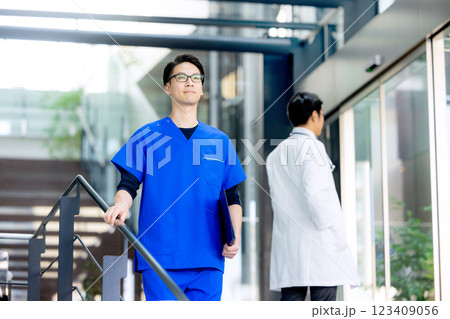 病院で働く若い医師と看護師 病院で働く若い医師と看護師 123409056