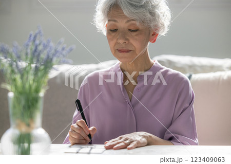 香典を書くシニア女性 123409063