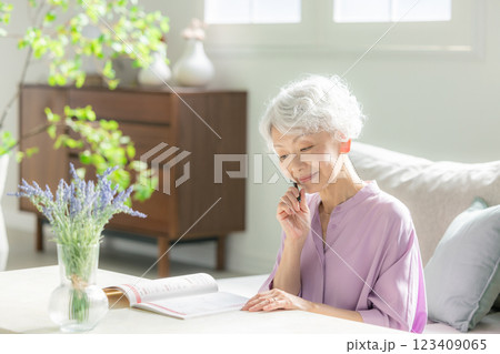 終活　シニア女性 123409065