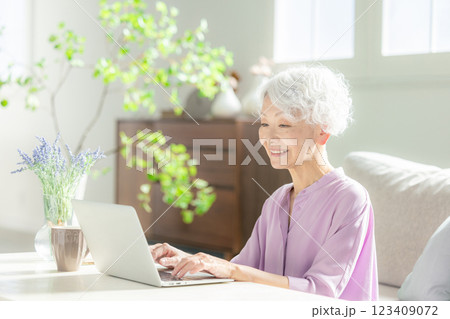 パソコンを操作するシニア女性 123409072