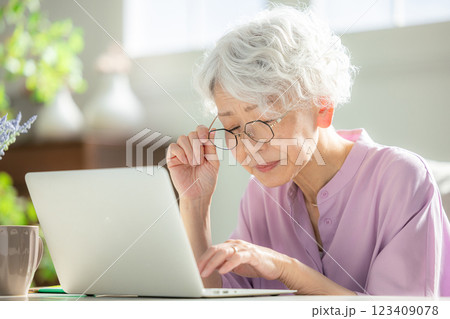 パソコンを操作するシニア女性　老眼 123409078