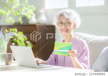 通帳　シニア女性　ノートパソコン 123409085