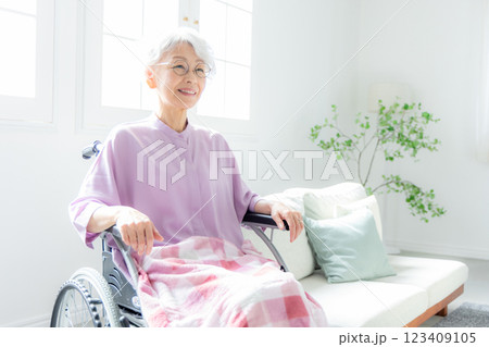 リビングで車椅子に乗るシニア女性 123409105