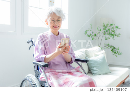 電話をするシニア女性 123409107