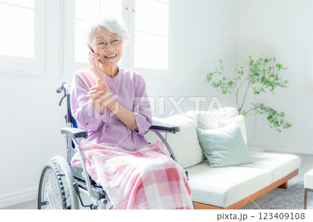 電話をするシニア女性 電話をするシニア女性 123409108