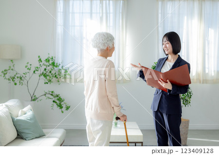 シニア女性 若い女性 契約 ビジネス 商談 シニア女性 若い女性 契約 ビジネス 商談 123409128
