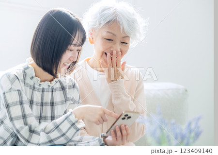 おばあちゃんと孫　スマホ 123409140