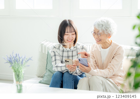 おばあちゃんと孫 スマホ おばあちゃんと孫 スマホ 123409145