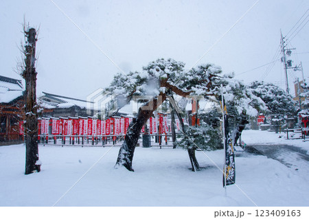 雪が積もる境内と出世稲荷の紅白の幟 雪が積もる境内と出世稲荷の紅白の幟 123409163